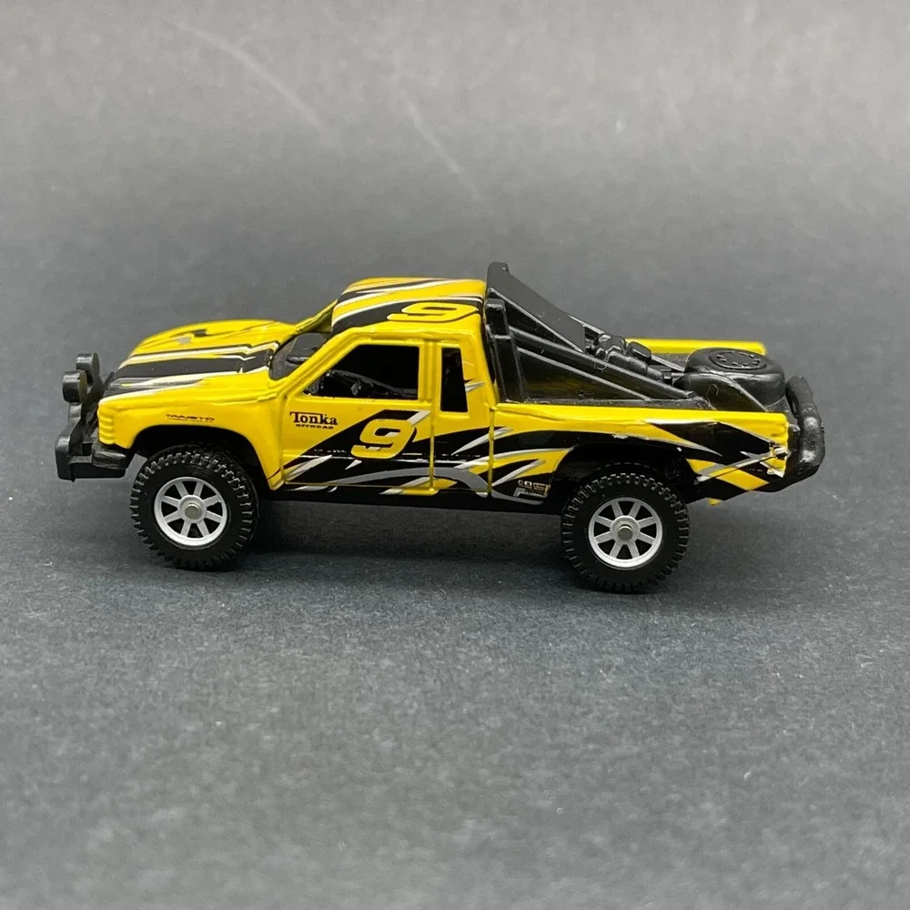 Maisto Tonka '86 Toyota SR5 Prerunner Pickup Truck Yellow 1/64 WorkingSuspension